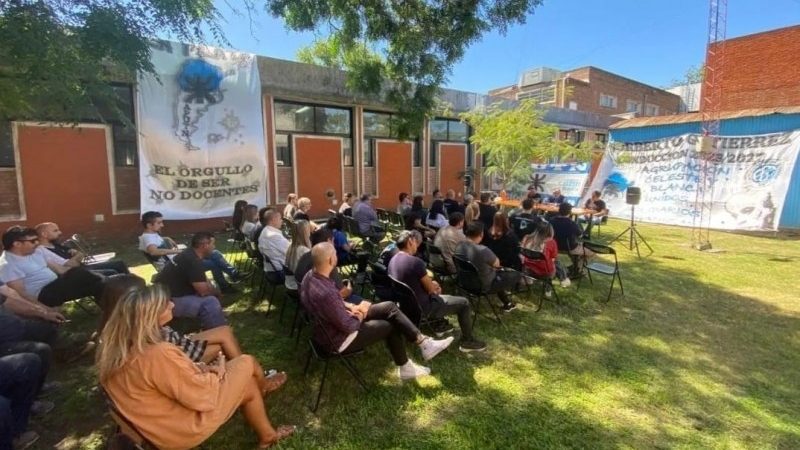 Asamblea Nodocente de Base en la Facultad Regional La Plata 