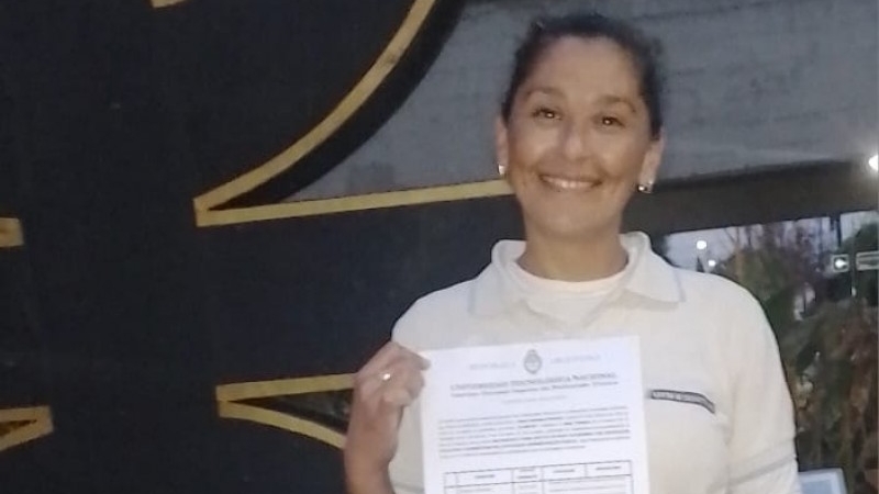 Entrega de título correspondiente al Bachillerato para Adultos UTN