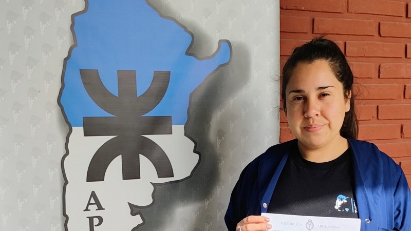 Entrega de título correspondiente al Bachillerato para Adultos de la UTN