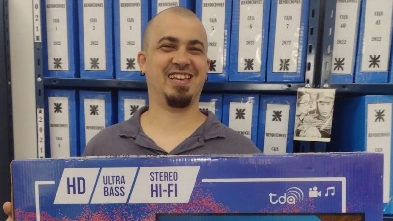 APUTN entregó el Smart TV por su 40° Aniversario en Rosario