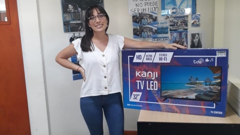 APUTN entregó el Smart TV por su 40° Aniversario en la Facultad Regional Rafaela