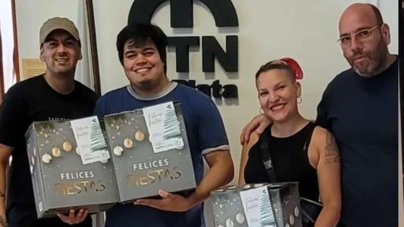 Entrega de cajas navideñas en la Facultad Regional La Plata