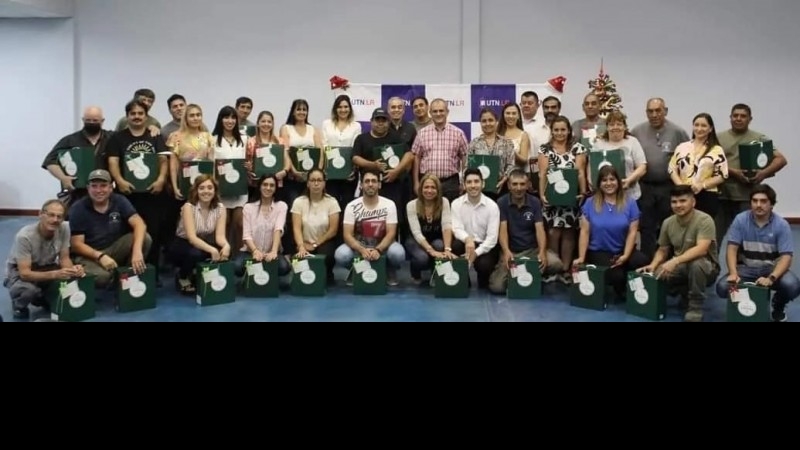 Entrega de cajas navideñas en la Facultad Regional La Rioja