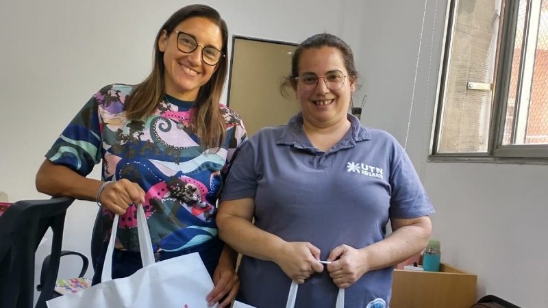 Entrega de cajas navideñas en la Facultad Regional Rosario