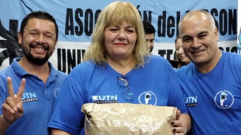 Entrega del Ajuar a la compañera Micaela Correa de la Facultad Regional Avellaneda