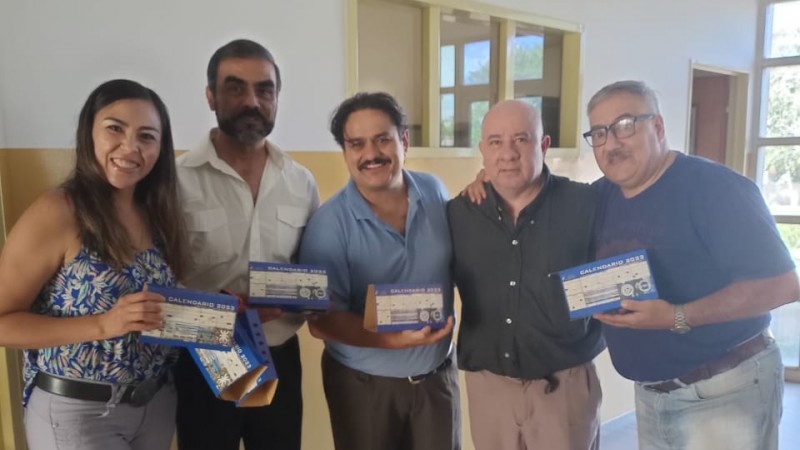 Entrega de los calendarios 2023 en la Facultad Regional La Rioja