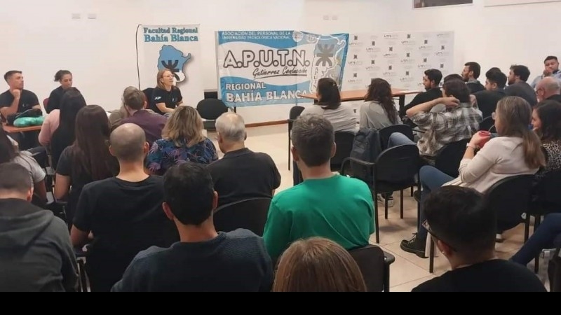 Asamblea Nodocente de base en la Facultad Regional Bahía Blanca