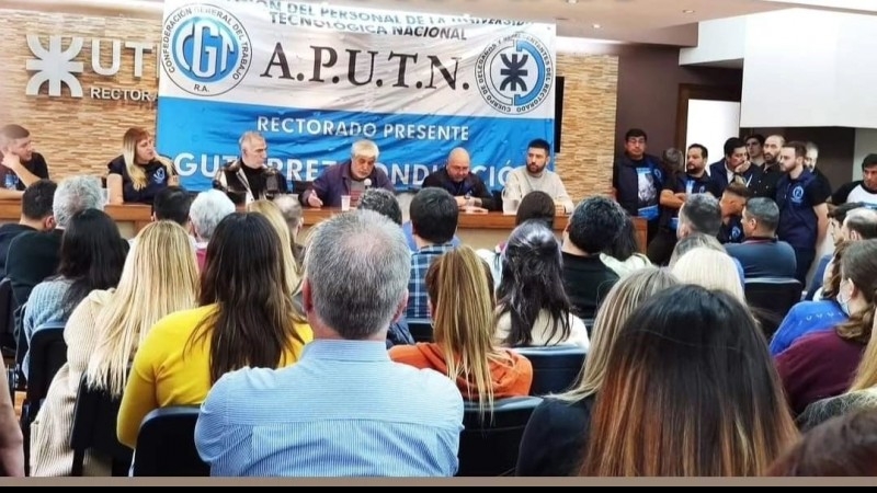 Asamblea Nodocente de base en el Rectorado