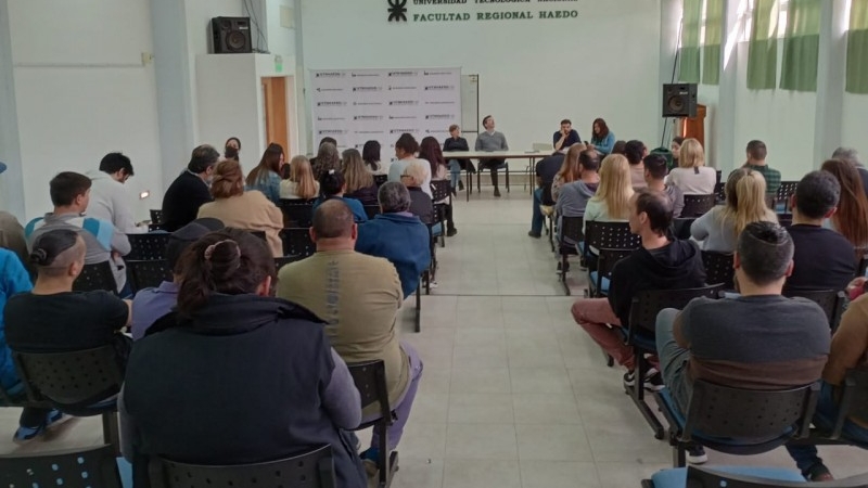 Asamblea de base en la Facultad Regional Haedo