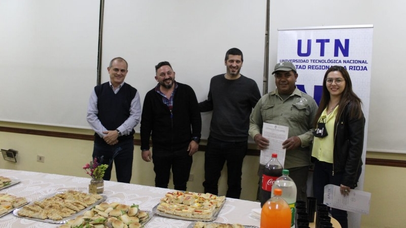 Entrega de certificado analítico al compañero  Jorge Agüero de la Facultad Regional La Rioja 