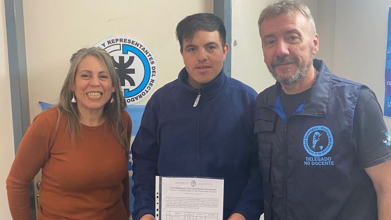 Entrega del certificado analítico del Bachillerato para Adultos UTN al compañero Rodrigo Quintana