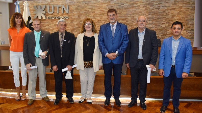 Compañeros Nodocentes graduados recibieron el Reconocimiento al Impacto Social de Estudiantes de la UTN