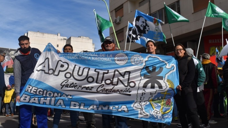 Facultad Regional Bahía Blanca presente en la Movilización por el 1° de mayo