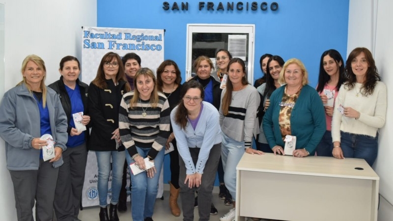 Entrega de presentes en la Facultad Regional San Francisco por el Día de la Madre