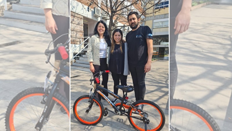 Entrega de la bicicleta del sorteo por el día de la niñez
